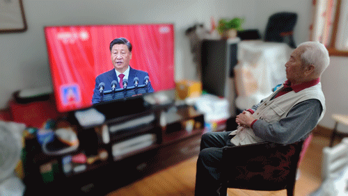圖2：上海成套院退休職工，百歲老黨員劉錦祥在家觀看大會_副本.gif